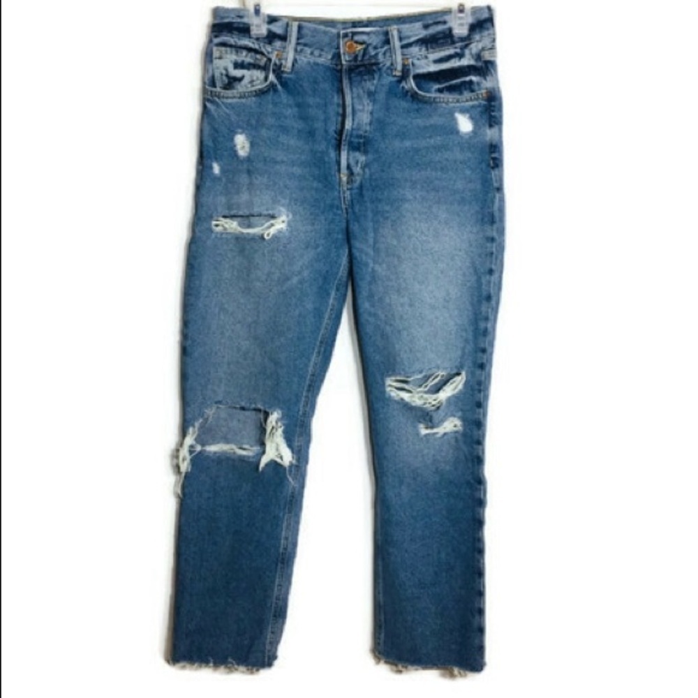 Forever 21 distressed girlfriend jeans‎
